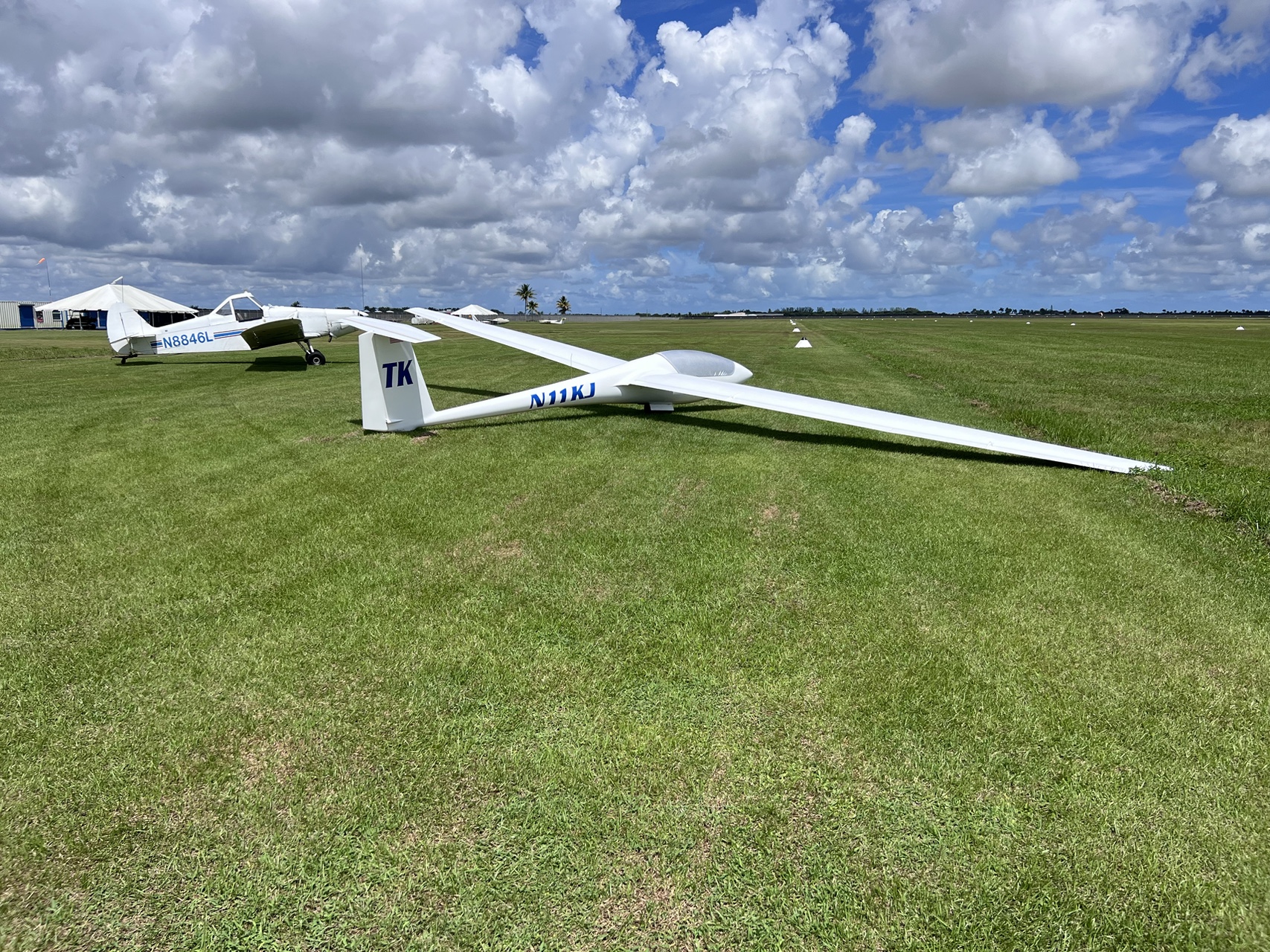Schleicher ASW-20 (N11KJ) waiting for tow — great soaring conditions ahead