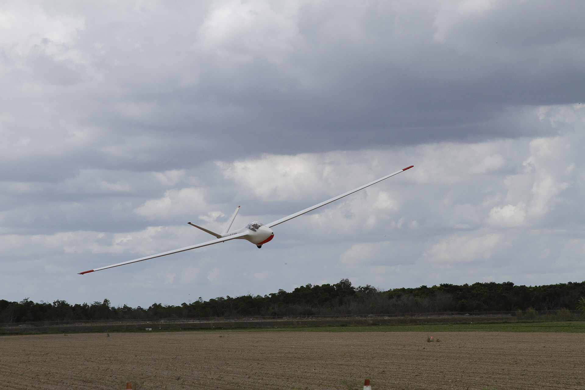 Pilot Manfred landing the Salto sailplane